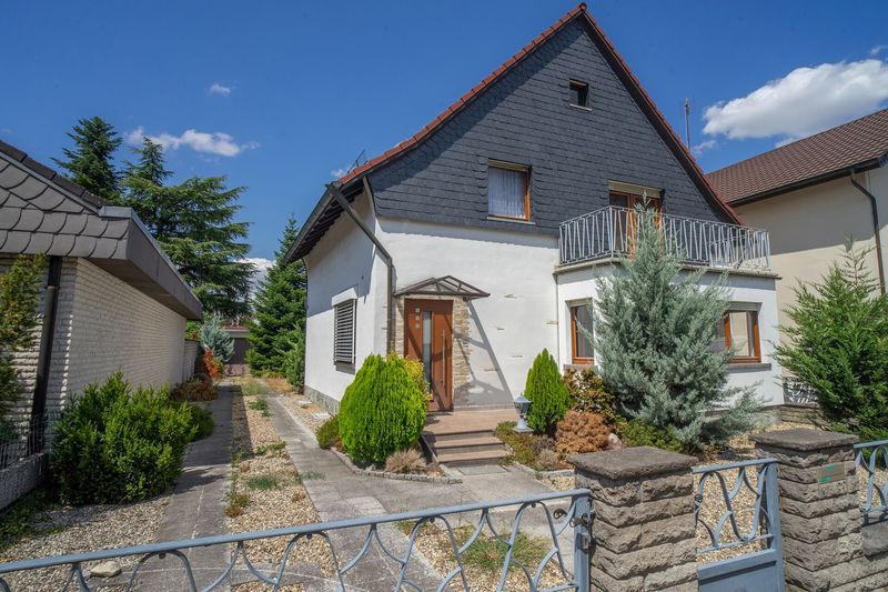Einfamilienhaus mit großem Außenbereich in zentraler und dennoch ruhiger Wohnlage